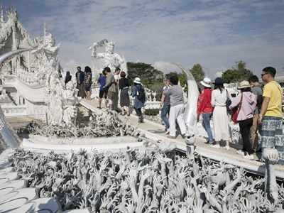 Thái Lan: Đồng baht đi lên, du lịch đi xuống