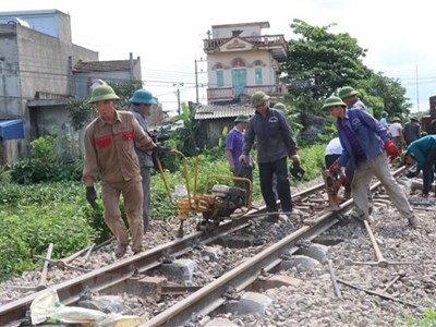 Xe ben chở cát va chạm với tàu hỏa, đường sắt Bắc-Nam gián đoạn