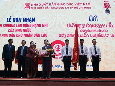 NXB Giáo dục tại TP.HCM đón nhận Huân chương Lao động hạng II của Nhà nước Lào