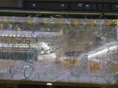 Chủ tiệm mải mê xem trận Việt Nam - Indonesia, kẻ trộm đập bể tủ kính lấy vàng