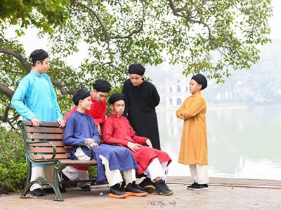 Những đứa trẻ quảng bá áo dài ngũ thân truyền thống