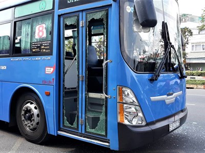 Ngang nhiên đập phá xe buýt: Cần xử lý nghiêm để răn đe