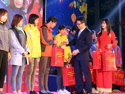 Mang xuân sớm đến gia đình công nhân