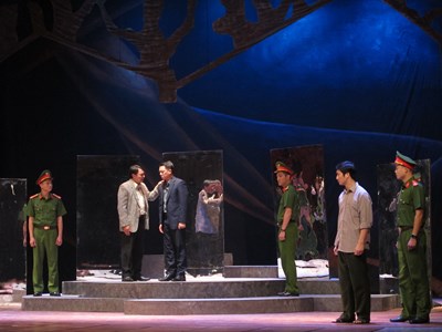 Ngẫm với kịch "Kẻ trộm”: Năm tỉ hay năm triệu đồng?