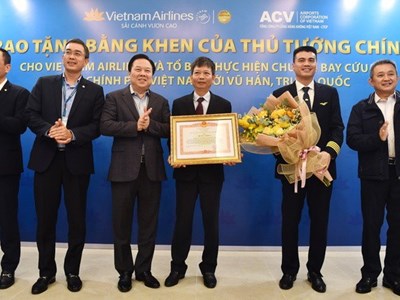 Thủ tướng tặng Bằng khen tổ bay đến Vũ Hán đón 30 công dân Việt Nam