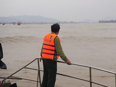 Quảng Bình: Tiếp tục tìm kiếm 1 thuyền viên mất tích trên tàu cá bị chìm