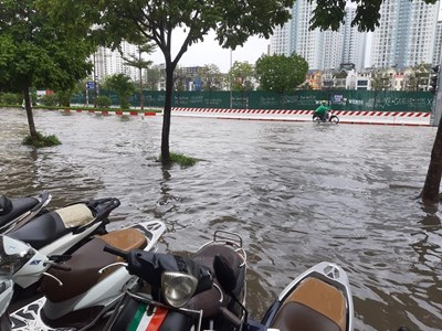 Hà Nội: Mưa lớn khiến nhiều tuyến đường ngập sâu
