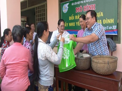 Đổi rác thải nhựa lấy nhu yếu phẩm để bảo vệ môi trường