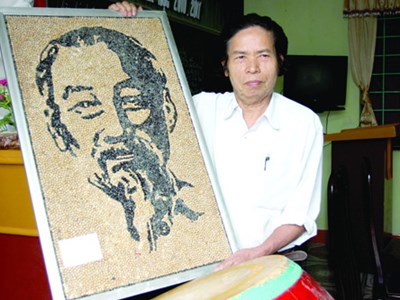Ông giáo làng“vẽ” chân dung Bác bằng hạt đậu