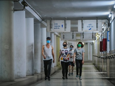 Hà Nội: Trốn lực lượng chức năng, người dân đổ xuống hầm đi bộ tập thể dục