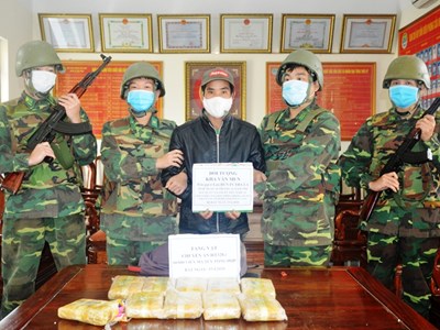 “Bắt nóng” đối tượng vận chuyển 60.000 viên ma túy qua biên giới