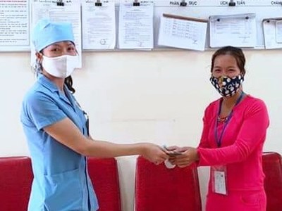 Nhân viên giặt đồ trả lại 9 triệu đồng cho bệnh nhân bỏ quên