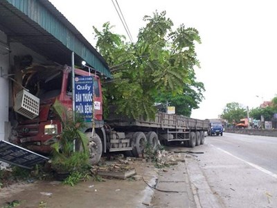 Xe tải mất lái đâm vào nhà người dân trên quốc lộ 1A