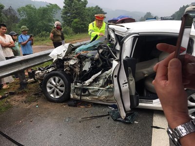 Tai nạn trên cao tốc Nội Bài-Lào Cai, hai người bị thương