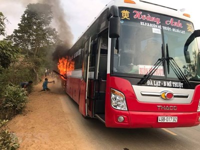 Đắk Lắk: Xe khách giường nằm bốc cháy dữ dội do kẹt phanh