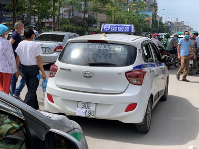 Dùng chiêu trò “biến hoá” biển số, taxi công khai đón khách sai quy định ở Hà Nội