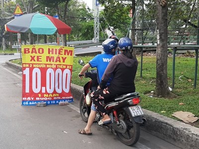 Sợ bị xử phạt người dân Hà Nội đổ xô đi mua bảo hiểm xe máy