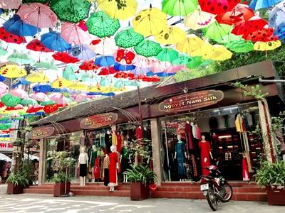 Phát triển du lịch làng nghề gắn với bảo vệ môi trường tại Vạn Phúc