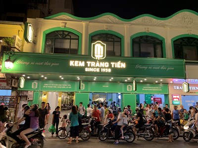 Hà Nội: Kem Tràng Tiền bất ngờ lột xác với phong cách châu Âu sang chảnh sau khi đổi chủ