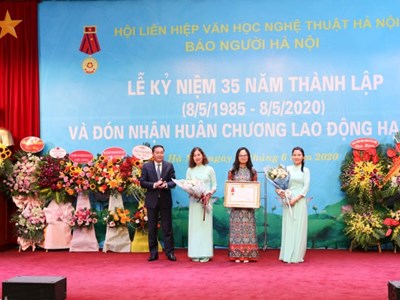 Kỷ niệm 35 năm thành lập, Báo Người Hà Nội đón nhận Huân chương Lao động Hạng Ba