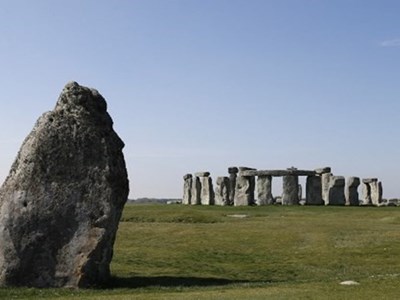 Anh phát hiện vòng tròn trụ đá khổng lồ gần di sản Stonehenge