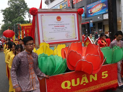 Lễ đón bằng Di sản Tết Nguyên tiêu của người Hoa: Cố kết cộng đồng để giao thoa văn hóa