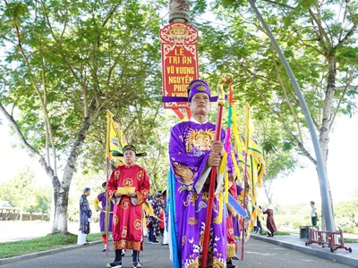 Tưởng nhớ tiền nhân, tri ân áo dài