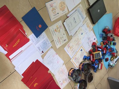Triệt phá đường dây làm giấy tờ, văn bằng giả tại TPHCM