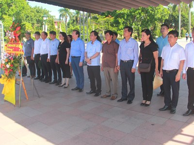 Đoàn công tác của Bộ VHTTDL dâng hương tri ân tại tỉnh Quảng Trị