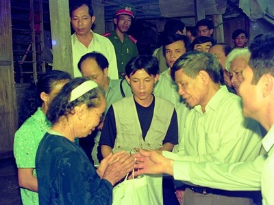 Nhớ lần nguyên Tổng Bí thư Lê Khả Phiêu về thăm bà con bị lũ lụt ở Quảng Trị