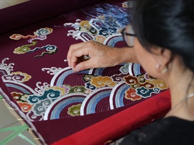 Ngôi làng duy nhất giữ gìn nghề thêu long bào ở Hà Nội