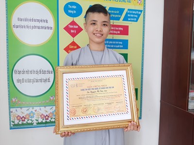 Cô bé mồ côi giật giải "Cây bút triển vọng”