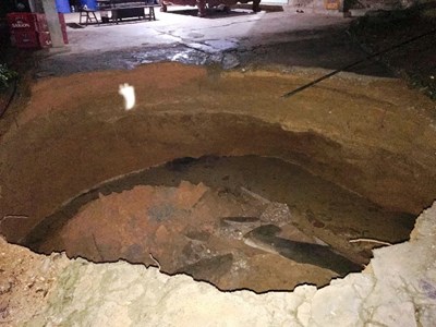 Hố tử thần xuất hiện... giữa nhà