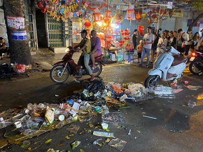 Hà Nội: “Phố Trung Thu" Hàng Mã ngập ngụa rác thải sau mỗi buổi tối đón khách