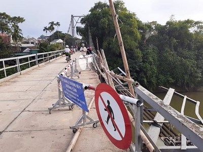 Nghệ An: Tai nạn thảm khốc, ô tô con đâm xe máy rơi xuống sông khiến 5 người tử vong