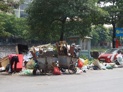 Hà Nội: Làm gì để ngăn rác thải tràn ngập bờ sông?