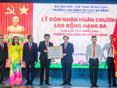 Trường Cao đẳng Du lịch Đà Nẵng đón nhận Huân chương Lao động hạng Ba