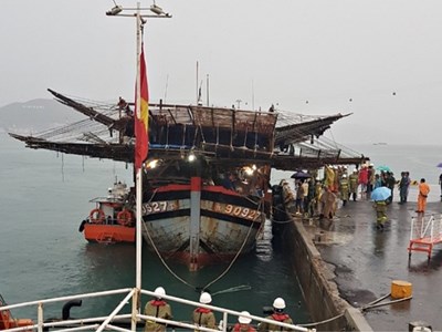 Khánh Hòa: Một tàu cá chìm khi tránh bão, 12 thuyền viên mất tích