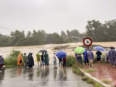 Bình Định: Lũ về bất ngờ, hàng ngàn ngôi nhà của người dân chìm trong biển nước