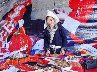 Sắc màu văn hóa qua Không gian thổ cẩm Việt Nam