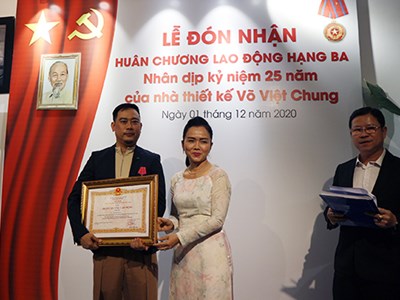 NTK Võ Việt Chung nhận Huân chương Lao động hạng Ba