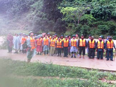 Giải cứu nhóm du khách mắc kẹt trên núi Tà Giang