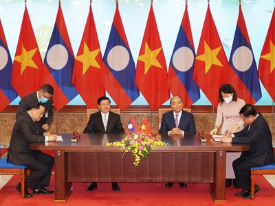 Việt - Lào: “Hạt muối cắn đôi, cọng rau sẻ nửa”