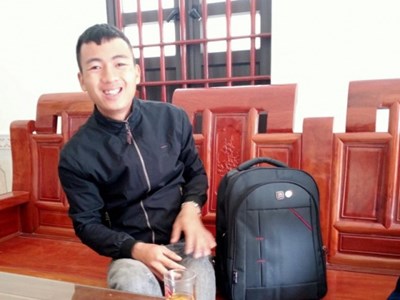 Nhặt được balo chứa tiền, cán bộ xã  đăng MXH tìm người trả lại