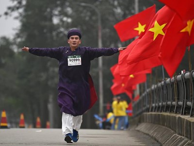 Mang áo dài chạy Marathon là sự yêu thích cá nhân