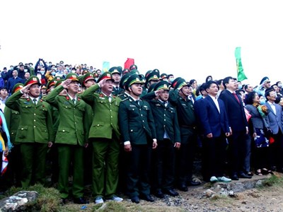 Chào cờ đầu năm ở cực Đông Tổ quốc và chào đón những vị khách đầu tiên