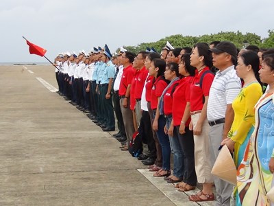 Cờ Tổ quốc tung bay trên cột mốc chủ quyền ngày đầu năm mới