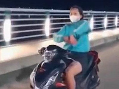 “Nữ quái” phóng xe,  thả tay múa quạt trên đường bị phạt 7,4 triệu đồng