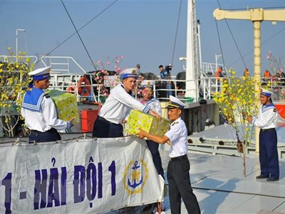 Mang những món quà Xuân của mọi miền quê hương ra Nhà giàn DK1