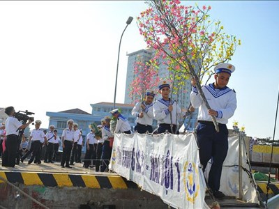 Đưa quà xuân của mọi miền quê hương ra Nhà giàn DK1